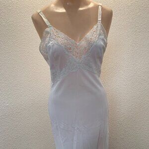 Vintage Pembroke lace trim off white slip size 34R great condition